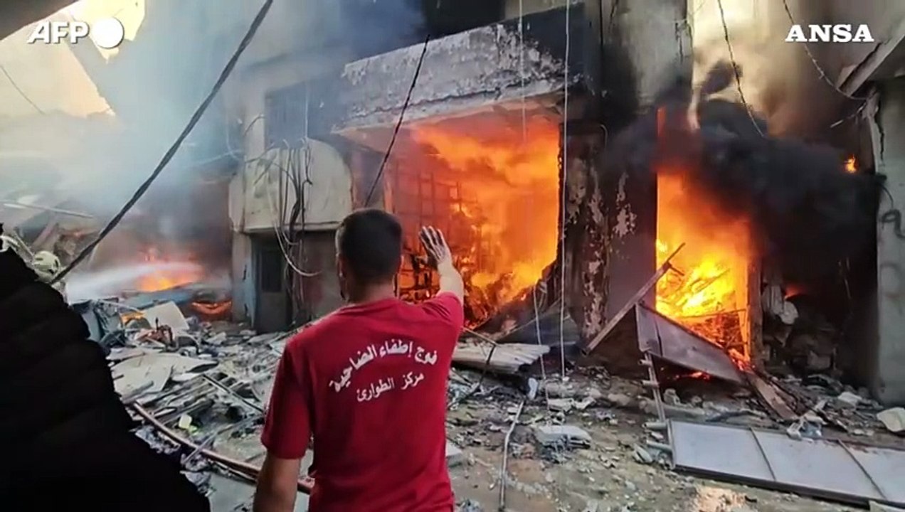 Raid sulla periferia sud di Beirut, le squadre di emergenza tra fiamme e macerie