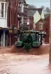 Trator rua inundada em Worcestershire, no Reino Unido