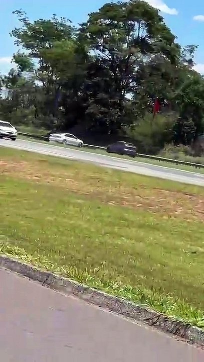 Acidente entre carro de luxo e outro veículo na rodovia dos Bandeirantes