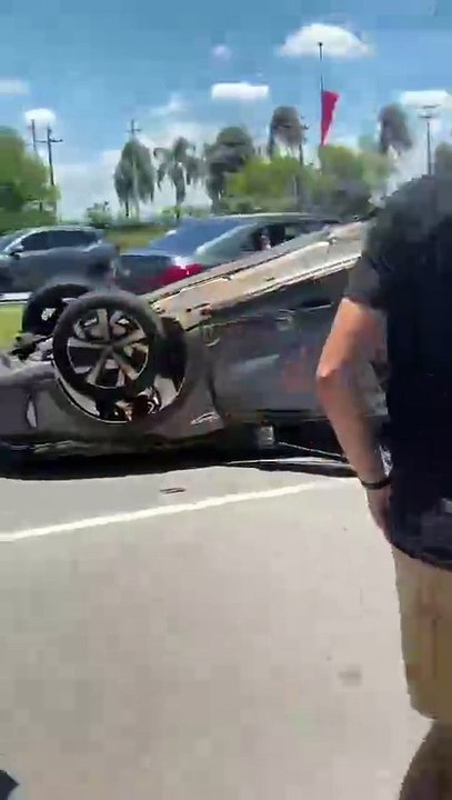 Acidente entre carro de luxo e outro veículo em...