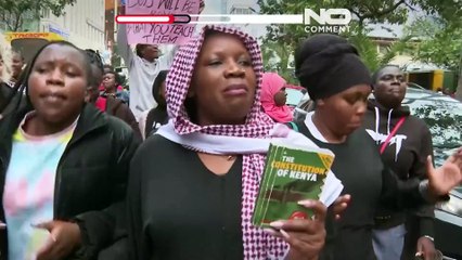 No Comment: Polizei schießt mit Tränengas gegen feministischen Marsch in Kenia