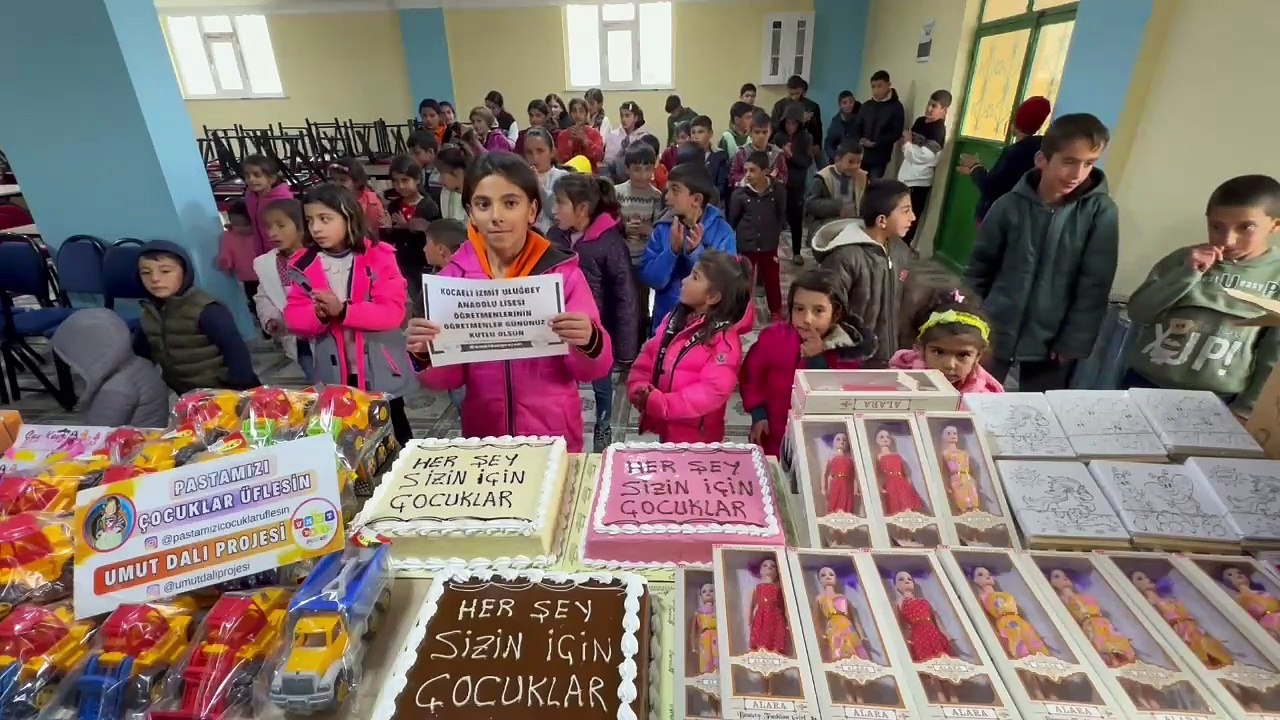 Uluğbey Anadolu Lisesi’nden anlamlı öğretmenler günü kutlaması
