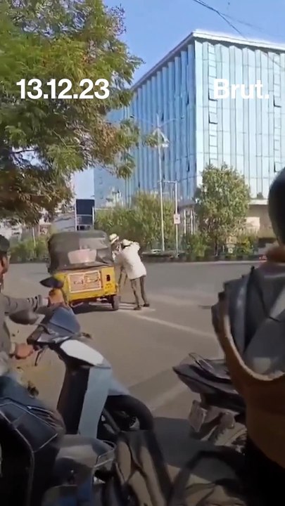 Home guard Vs. autowallah fight goes viral