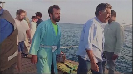 El momento cuando llegan a tierra los náufragos de Marsa Alam