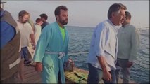 El momento cuando llegan a tierra los náufragos de Marsa Alam