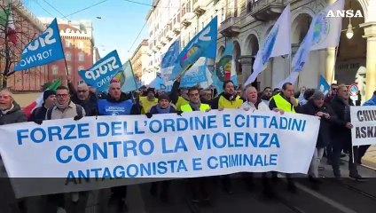 "Basta violenza contro di noi", a Torino protestano le forze dell'ordine