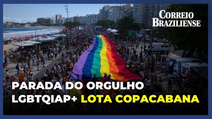 Parada do Orgulho LGBTQIAP+ lota praia de Copacabana