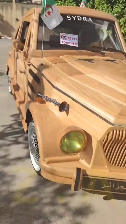 À Tizi Ouzou, deux artisans ont conçu un véhicule en bois, une véritable œuvre d’art !