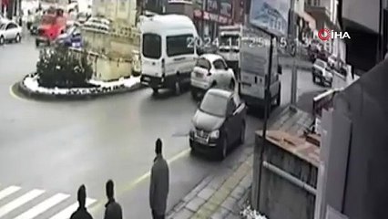 Kum yüklü kamyonet 7 araca çarptı