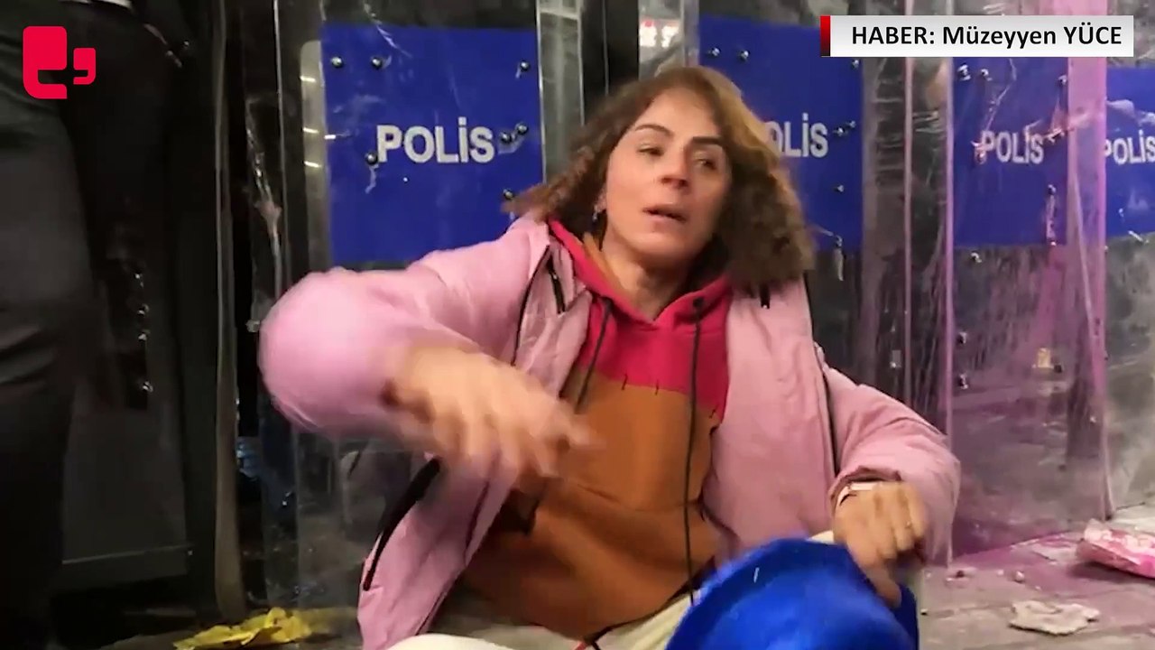 Karaköy sahiline yürümeleri engellenen kadınlar, polisin biber gazlı müdahalesine tepki gösterdi