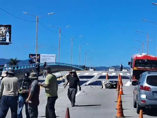 Borrado de rótulo "¿Dónde está Xiomara?" causa caos vehicular en Tegucigalpa