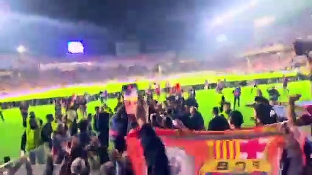 Los jugadores del Barça celebran el triunfo contra el Bayern con la Grada d'Animació