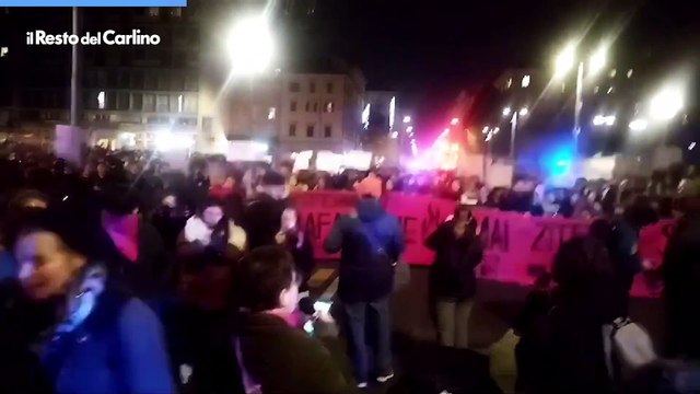 La manifestazione contro la violenza sulle donne a Bologna: video