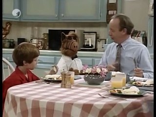 ALF 02x01, El Trabajo Amansa a las Fieras