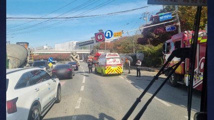 경기 평택에서 레미콘 차량 넘어져...신호등 고장 / YTN