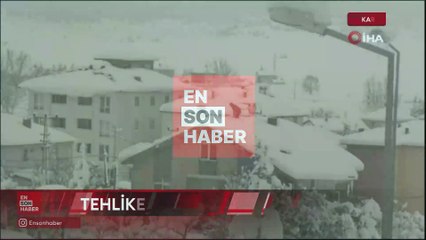 Karabük'te hayatlarını hiçe sayan iki kişi çatı temizledi