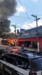 Em chamas, ônibus desgovernado bate em poste e atinge fiação elétrica