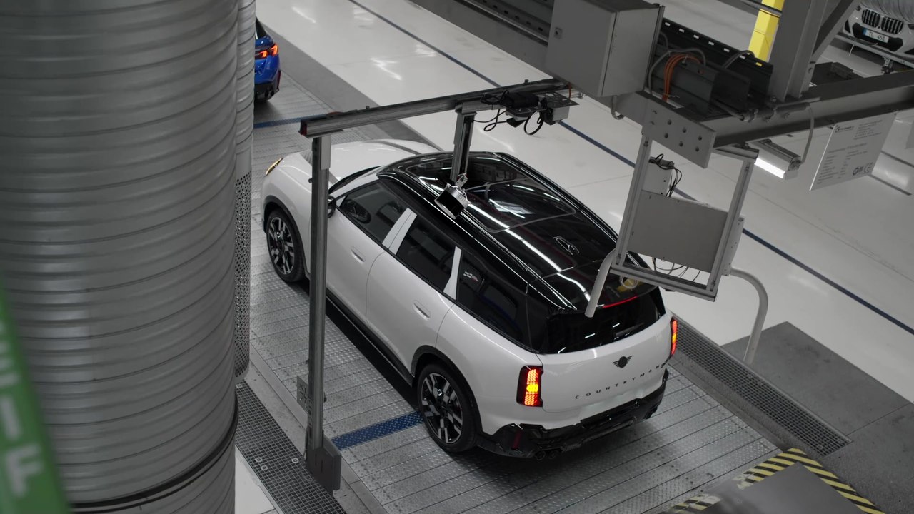 Hightech in der Produktion - BMW Group lässt Neufahrzeuge automatisiert fahren