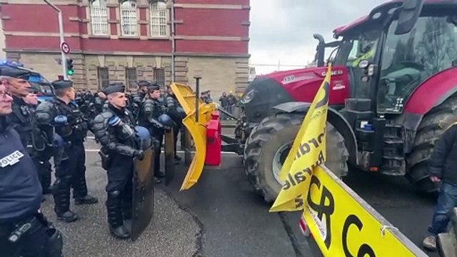 French farmers protesting against trade deal blocked by police