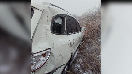 충북 단양 눈길에 차량 미끄러져 추락...2명 부상 / YTN