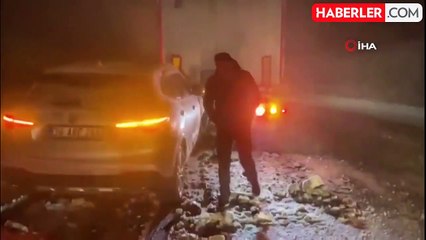 Sarıkamış'ta Kar Yağışı Nedeniyle Araçlar Mahsur Kaldı