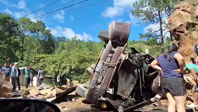 Conductor de rastra muere tras chocar contra muro; vecinos saquean la carga de refrescos
