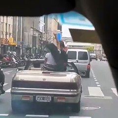 Lali Espósito paseando por el centro porteño en un auto descapotable