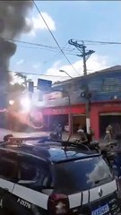 Ônibus desgovernado desce avenida em chamas, bate em poste e causa explosão