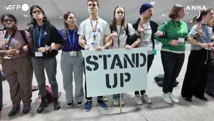 Cop29, i dimostranti manifestano fuori dalla plenaria di chiusura
