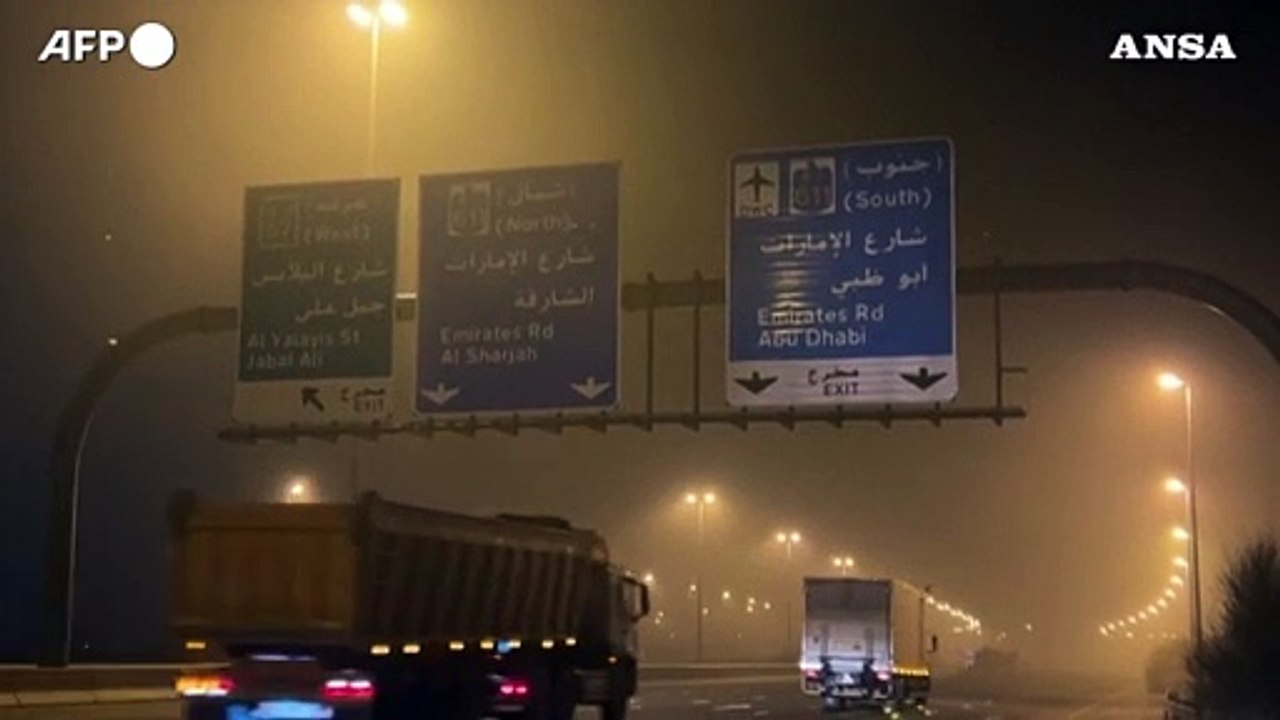 Emirati Arabi Uniti, la nebbia avvolge Dubai