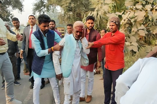 Video: मंत्री आशीष पटेल ने सड़क हादसे में घायलों को पहुंचाया अस्पताल, लोगों ने की सराहना