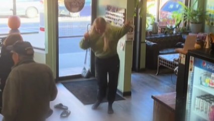 [나우쇼츠] 춤추면서 들어오면 커피가 무료...흥겨운 이벤트 / YTN