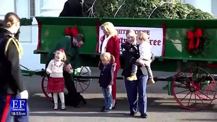 La familia Biden recibe el árbol de Navidad de la Casa Blanca