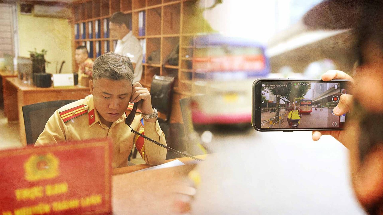 Thay vì xử lý trực tiếp các lỗi vi phạm luật giao thông đường bộ hay phạt nguội qua camera giám sát, mới đây Phòng CSGT TP. Hà Nội đã triển khai , kênh Zalo "Phòng Cảnh sát giao thông Hà Nội" giúp tiếp nhận thông tin, hình ảnh và phản ánh các vi phạm từ n