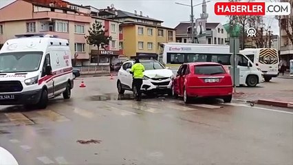 İnegöl'de Cip ve Otomobil Çarpıştı: Anne ve Oğlu Yaralandı