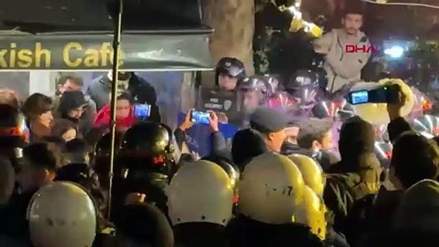 İstanbul- Taksim'de izinsiz yürüyüş yapmak isteyen eylemciler polise biber gazı sıktı