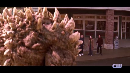 Superman Lois 4x09 Doomsday Attacks Smallville Scene (2024)
