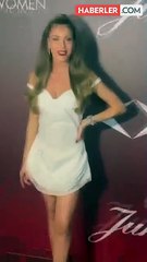 Sinem Kobal süper mini elbisesiyle geceye damga vurdu