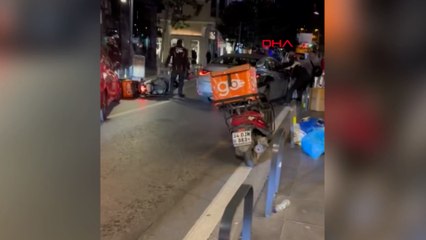 Motosikletli kuryeler sürücüyü darbetti; o anlar kamerada