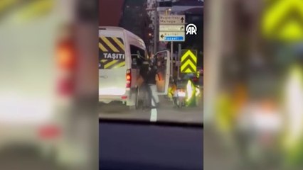 Servis şoförü ile motosikletinin kavgası kamerada