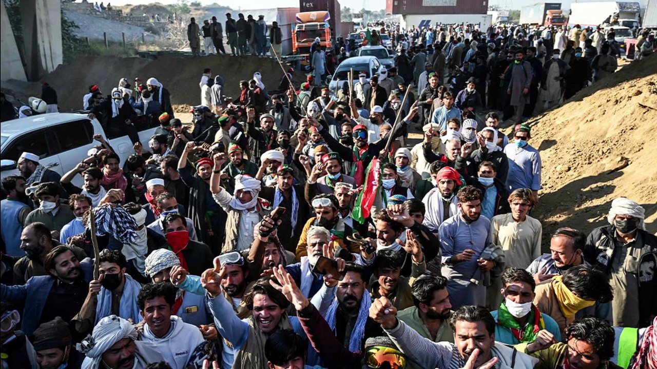 PTI convoy reaches Zero Point, police shelling, workers pelt stones