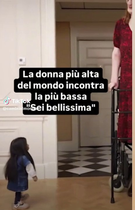 La donna più alta del mondo e quella più bassa si incontrano il VIDEO è virale sul web