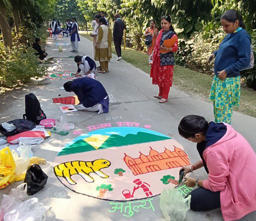 मत्स्य उत्सव के उपलक्ष्य में स्कूली बच्चों ने बनाई रंगोली, देखें वीडियो