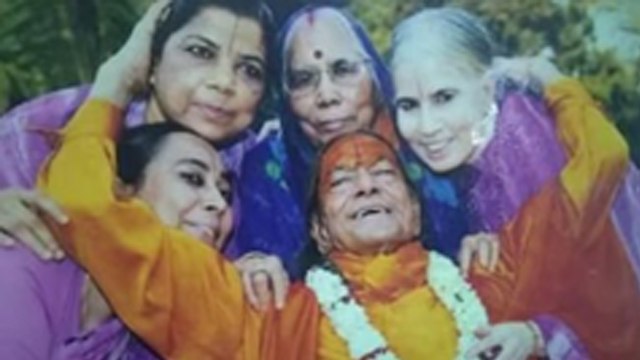 Jagadguru Kripalu Ji Maharaj 3 Daughters कौन, Family & Biography | Boldsky