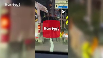 Servis şoförü ile motosikletlinin kavgası kamerada