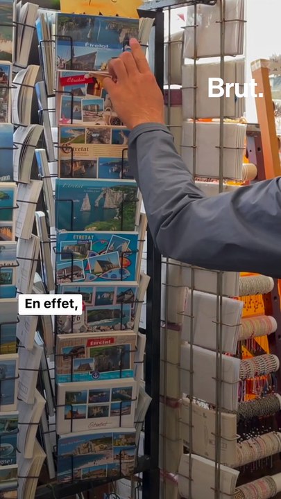 La carte postale a-t-elle vraiment disparu ?