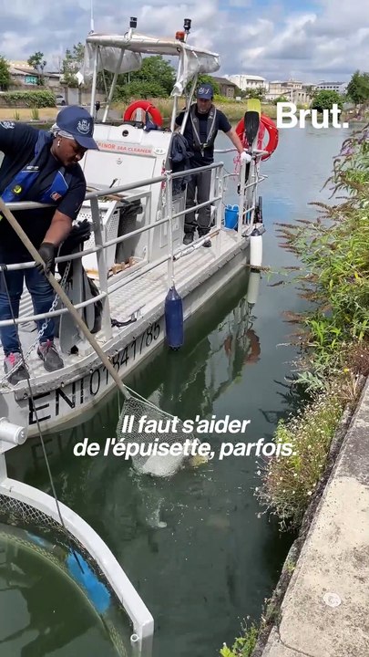 Ce bateau aspirateur collecte les déchets du canal Saint-Denis