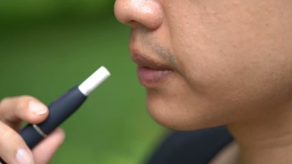 Wegen Vapes: Frau geht mit Schmerzen im Mund zum Arzt und erhält unerwartete Diagnose (1)
