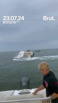 Une baleine s'écrase sur un bateau de pêche