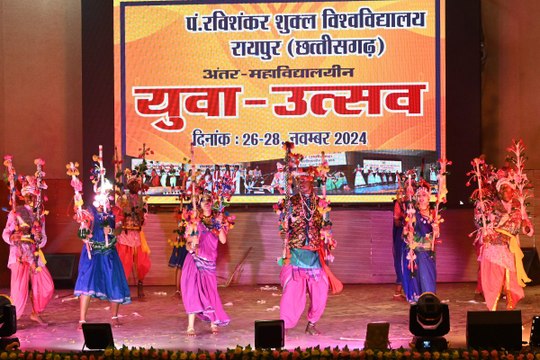 छात्रों ने दी युवा उत्सव के मंच पर शानदार नृत्य की प्रस्तुति